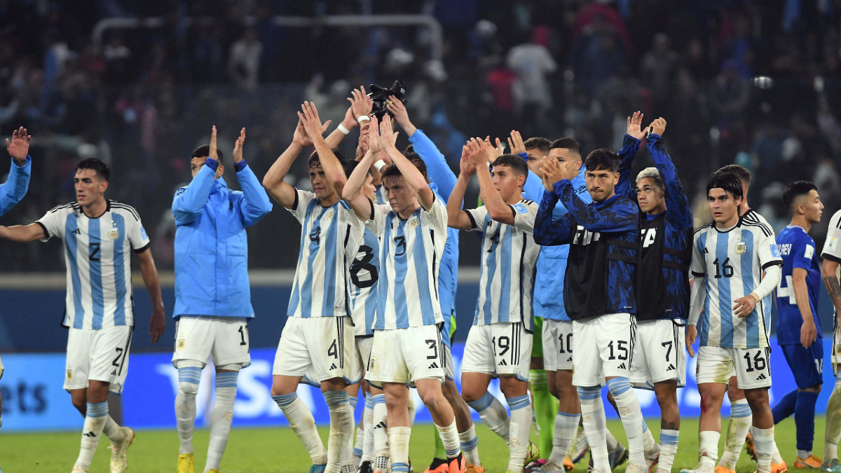 Argentina sufrió pero lo dio vuelta ante Uzbekistán y ganó en el debut thumbnail