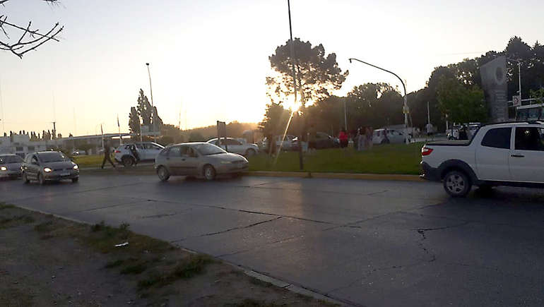 La rotonda de la Pacheco y ruta 22 fue escenario de una escandalosa gresca.