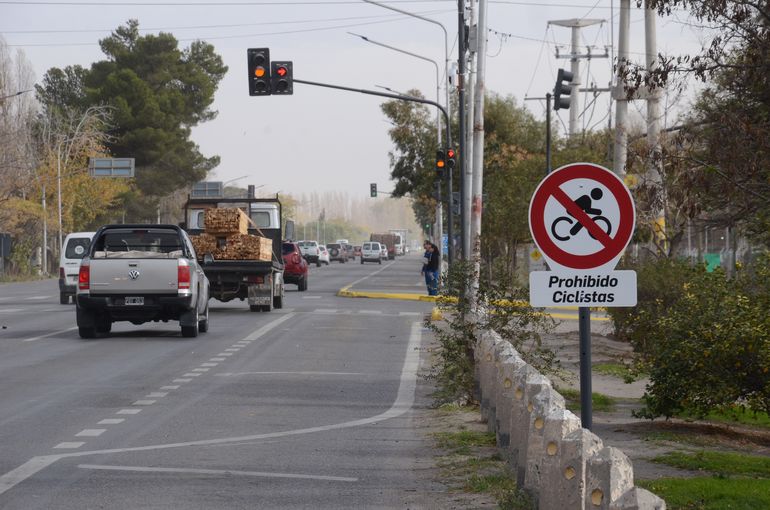 En Avenida Mosconi, los ciclistas tienen prohibido circular por la calzada. En Avenida Mosconi, los ciclistas tienen prohibido circular por la calzada.