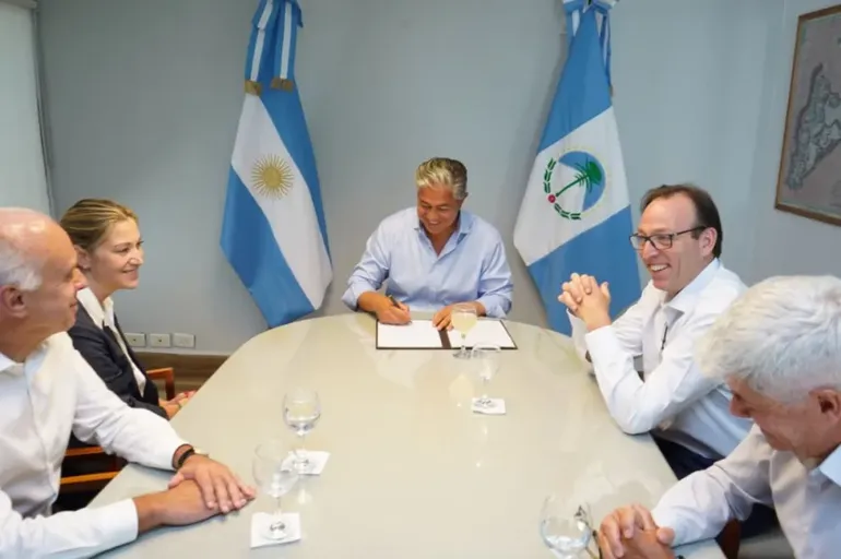 Figueroa y las autoridades de Shell sellaron el acuerdo.