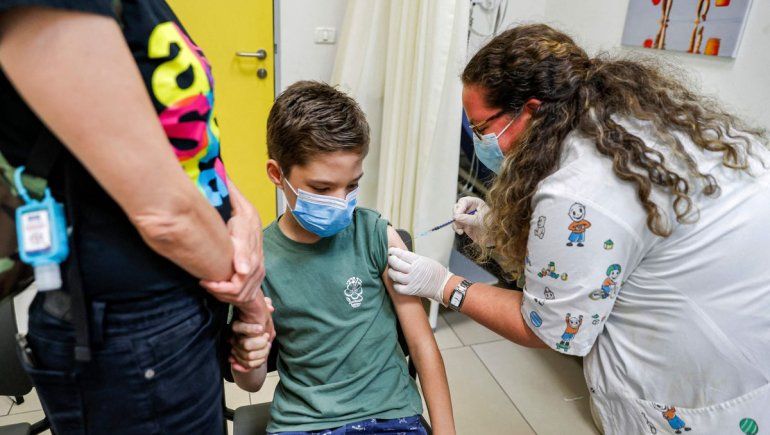 Reino Unido vacunará con una dosis a niños de entre 12 y 15 años