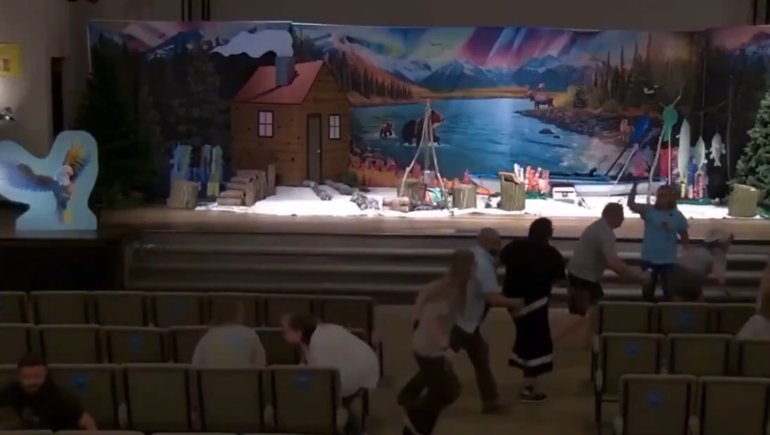 Un hombre armado irrumpió en una iglesia de Michigan y fue abatido tras desatar el caos