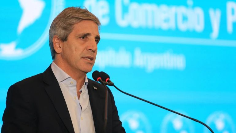 Luis Caputo se mostró prudente al mencionar la inflación, y pidió un esfuerzo a los empresarios. Luis Caputo se mostró prudente al mencionar la inflación, y pidió un esfuerzo a los empresarios.