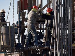 Las empresas de servicios consolidan la madurez de Vaca Muerta mediante la sustitución de importaciones y la descarbonización: el despliegue de tecnología propia y equipos a gas del yacimiento permite ahorros de USD 30 millones anuales y motoriza una cadena de valor de 800 PyMEs certificadas. Las empresas de servicios consolidan la madurez de Vaca Muerta mediante la sustitución de importaciones y la descarbonización: el despliegue de tecnología propia y equipos a gas del yacimiento permite ahorros de USD 30 millones anuales y motoriza una cadena de valor de 800 PyMEs certificadas.