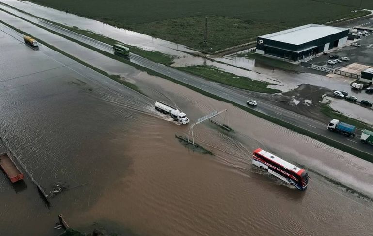 Dramático testimonio: colectivo quedó varado con 44 pasajeros en medio del temporal en Buenos Aires