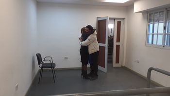 Un abrazo conmovedor entre Silvana Capello y Natanael al finalizar la audiencia. Un abrazo conmovedor entre Silvana Capello y Natanael al finalizar la audiencia.