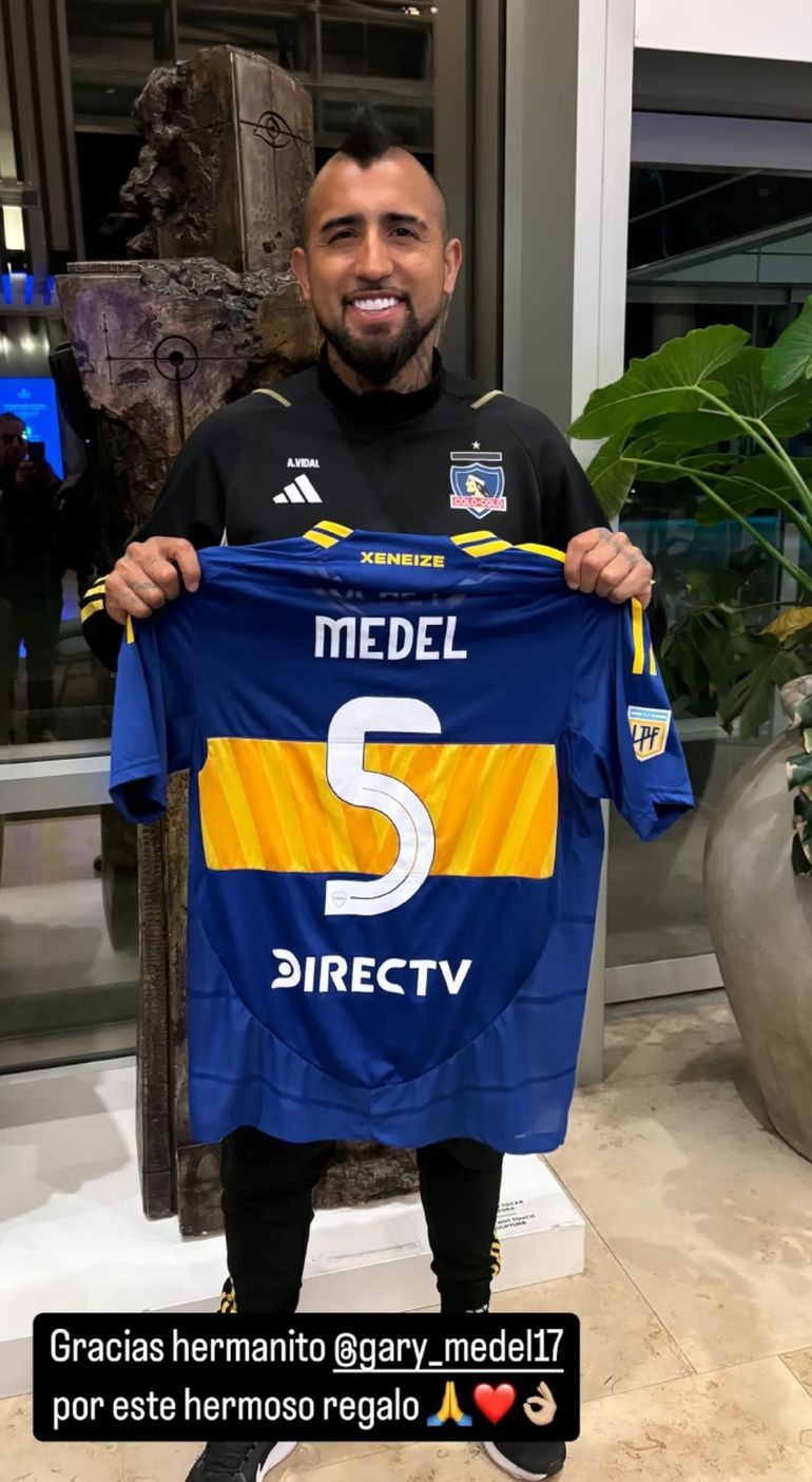 Arturo Vidal con la camiseta de Boca de Gary Medel Arturo Vidal con la camiseta de Boca de Gary Medel