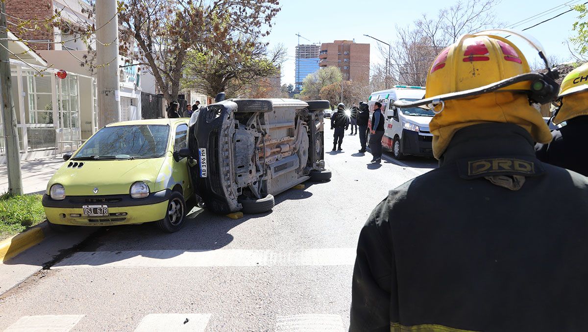 impresionante vuelco y choque en pleno centro de neuquen: una mujer quedo atrapada en la camioneta