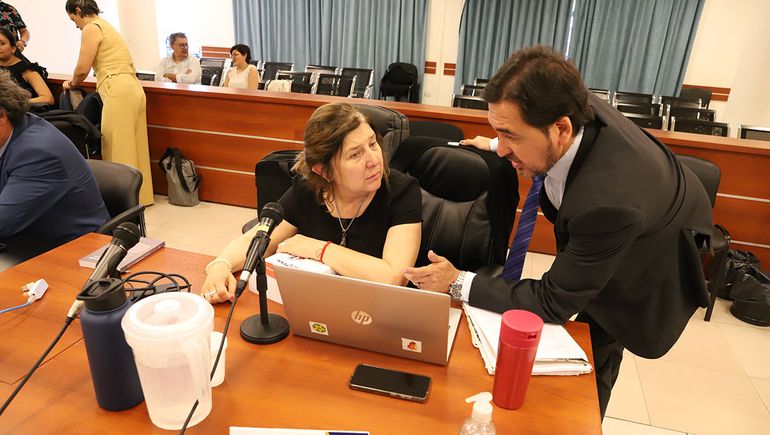 El abogado defensor Fabián Flores y la defensora oficial Laura Giuliani. El abogado defensor Fabián Flores y la defensora oficial Laura Giuliani.