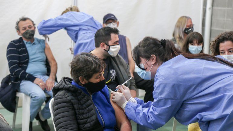 Galería: así inició la aplicación de la segunda dosis combinada en Neuquén