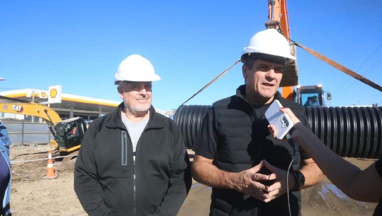 El intendente Mariano Gaido durante la etapa de los pluviales en la Avenida Mosconi.