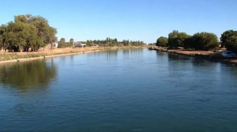 El canal principal de riego también se usará para bajar el caudal del río Neuquén