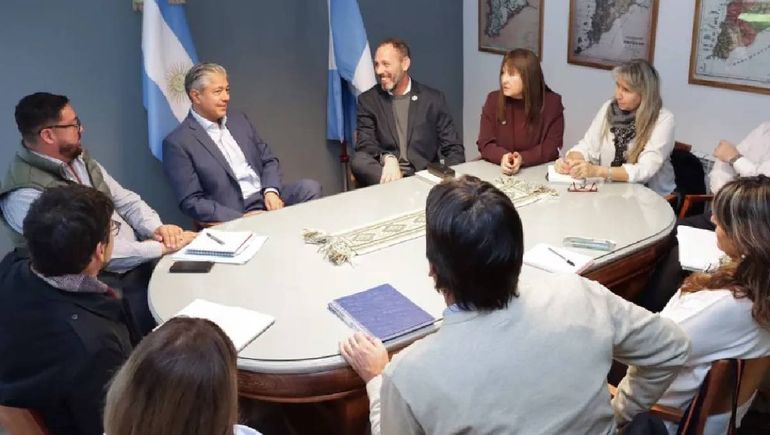 El gobernador Rolando Figueroa en una reunión de trabajo con las nuevas autoridades de la Universidad Nacional del Comahue. El gobernador Rolando Figueroa en una reunión de trabajo con las nuevas autoridades de la Universidad Nacional del Comahue.