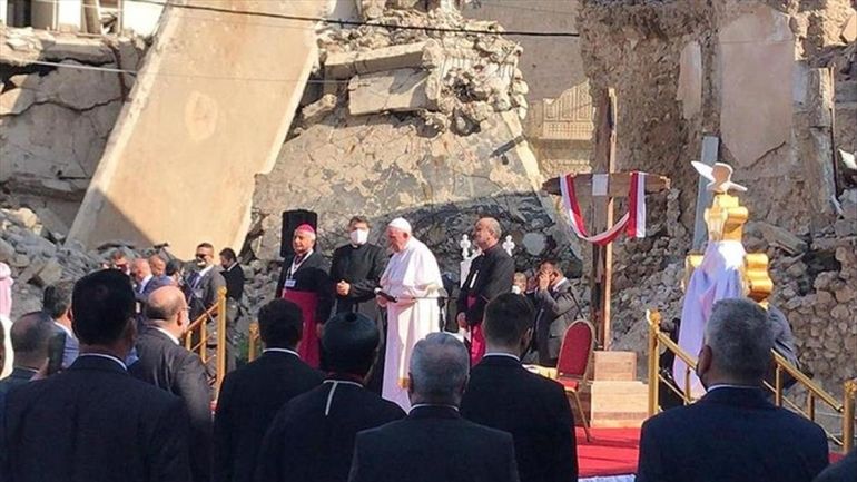 El papa Francisco dando una misa ante un templo en ruinas en Irak.