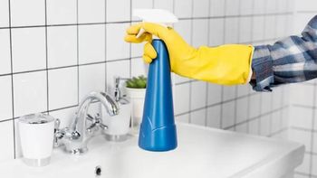 Así hay que limpiar las juntas negras de los azulejos del baño, en solo 15 minutos y con productos caseros Así hay que limpiar las juntas negras de los azulejos del baño, en solo 15 minutos y con productos caseros