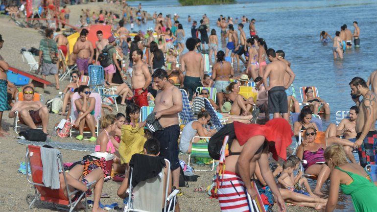 El calor provocó una huida en masa hacia la costa del río en la ciudad.