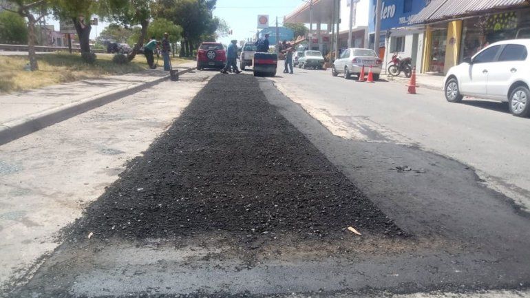Comenzaron a reparar roturas en calles asfaltadas