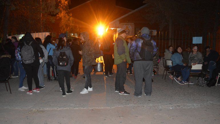 Estudiantes tomaron el CPEM 89 en Rincón de los Sauces