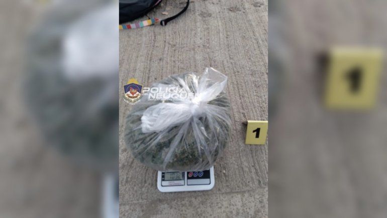 Lo detuvieron en un control y le encontraron 1 kilo de droga y $15 mil
