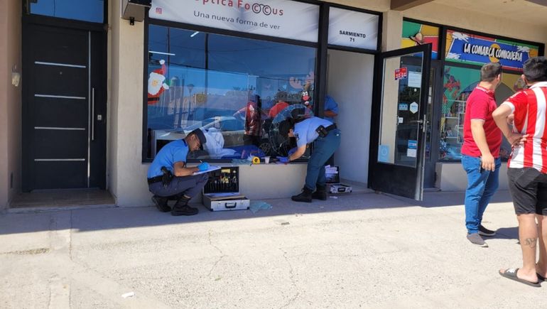 Rompió la vidriera de una óptica para robar anteojos de sol