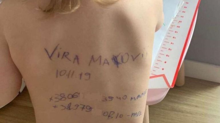 Una ucraniana escribió datos en la espalda de su bebé por si muere