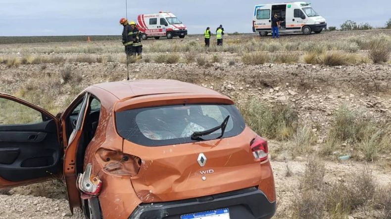 Tras el vuelco, la conductora pudo salir del auto por sus propios medios. | LM Neuquen Tras el vuelco, la conductora pudo salir del auto por sus propios medios.