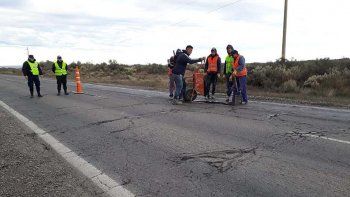 cansados de los pozos en ruta 151, el intendente salio a taparlos cansados de los pozos en ruta 151, el intendente salio a taparlos