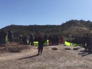 Un grupo de 52 trabajadores de la construcción reclamaron frente a uno de los principales yacimientos de Vaca Muerta.