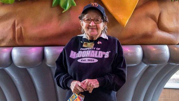 Ya cumplió 100 años y trabaja en una casa de comida rápida