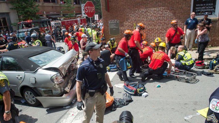 El auto embistió al grupo que se manifestaba contra esa marcha racista.