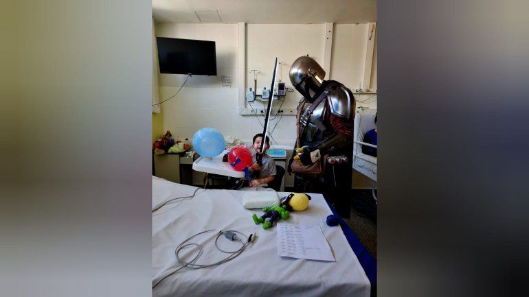 Quién está detrás del Mandalorian que hace felices a los niños y niñas