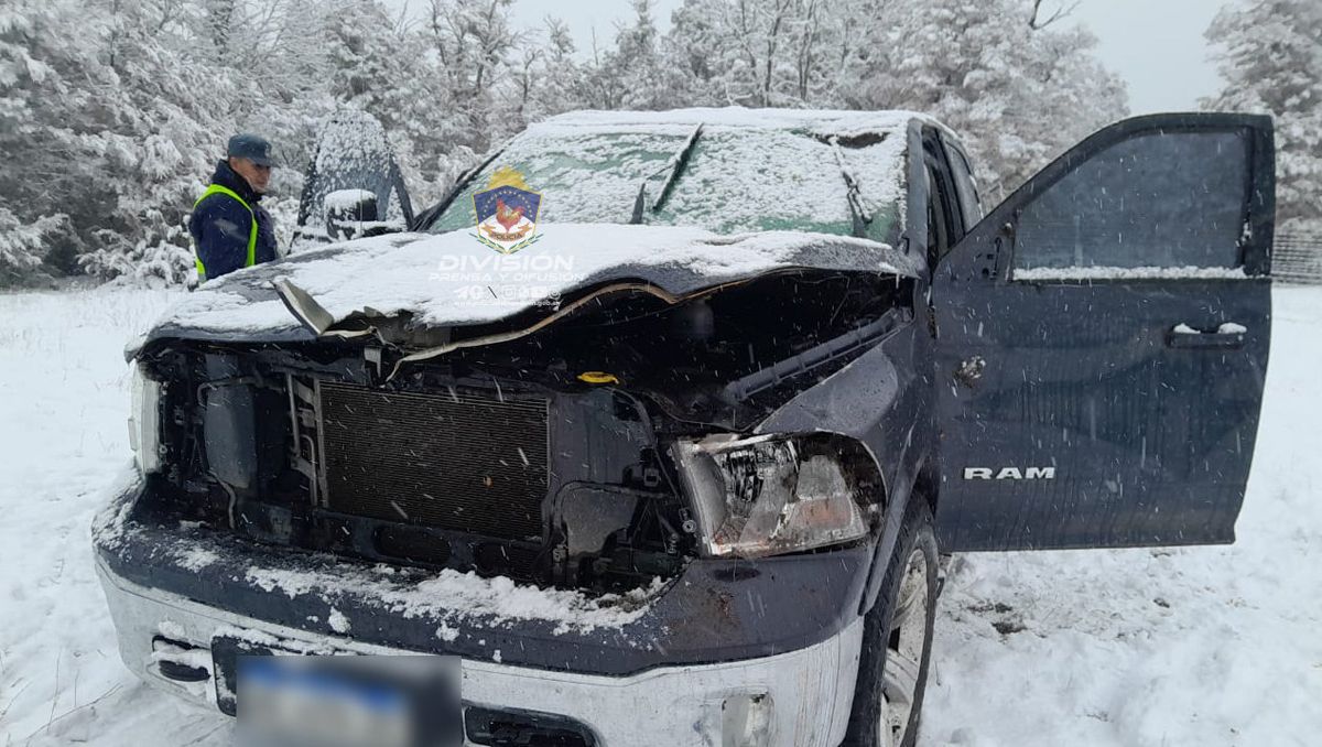 La nieve provocó un vuelco en Siete Lagos y el cierre de pasos internacionales