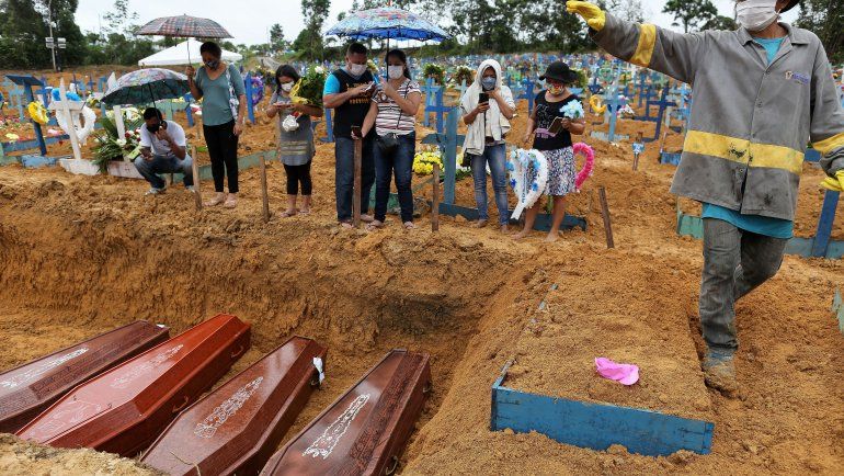 Brasil al borde del colapso y Bolsonaro en la playa y sin barbijo