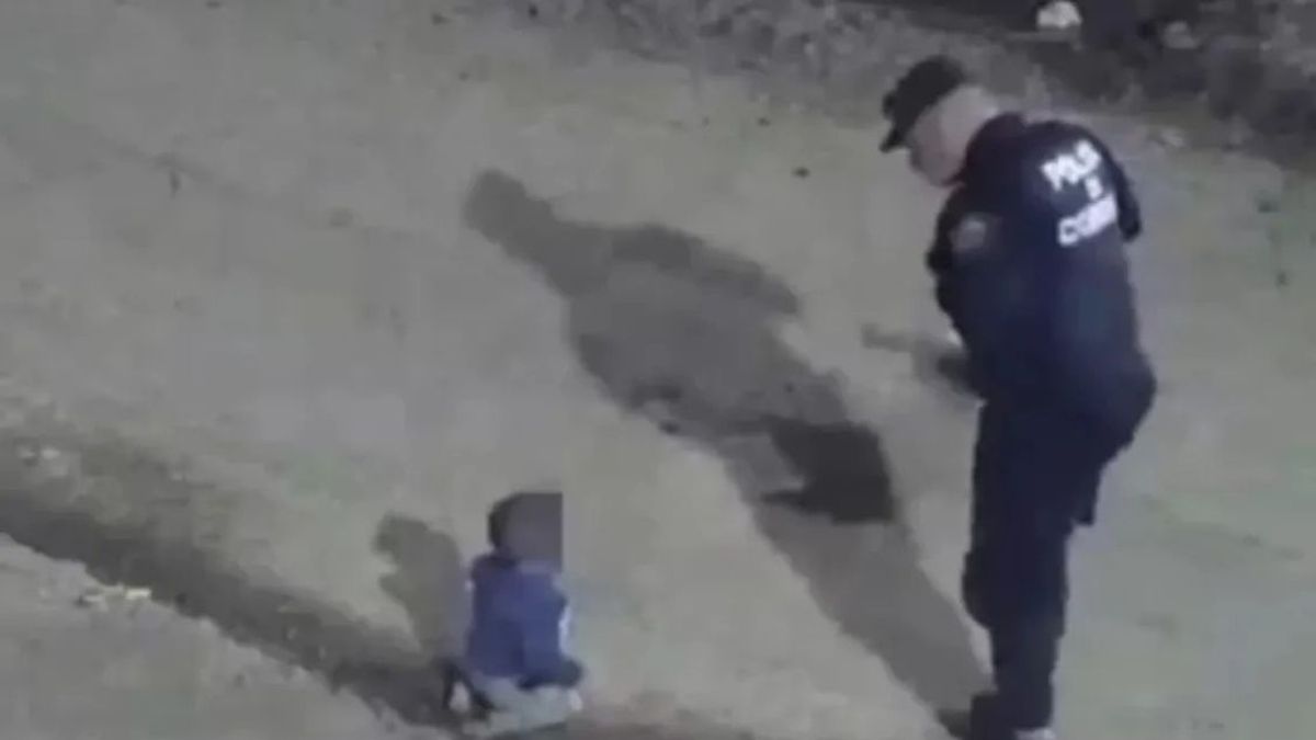 ¡Cuidado bebé suelto! Policías detienen a nene de 1 año que gateaba solo por la calle a la medianoche thumbnail