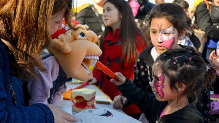 Los niños evitan las caries gracias a los consejos de los odontólogos.