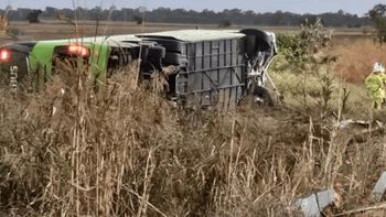 Imágento del colectivo volcado tras el accidente en el que murió la argentina de 26 años. Imágento del colectivo volcado tras el accidente en el que murió la argentina de 26 años.