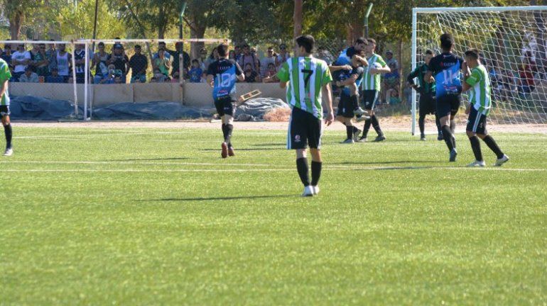 El festejo del Ponchi Múñoz por uno de sus goles (Osvaldo Domínguez)