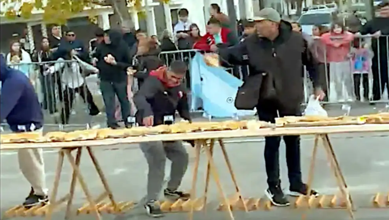 El sándwich de matambre a la pizza más largo del mundo derivó en corridas