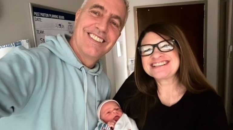 Marley junto a la mujer gestante de su hija Milenka