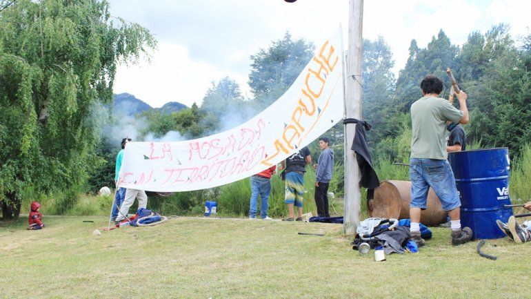 Reclamaron frente a la hostería.