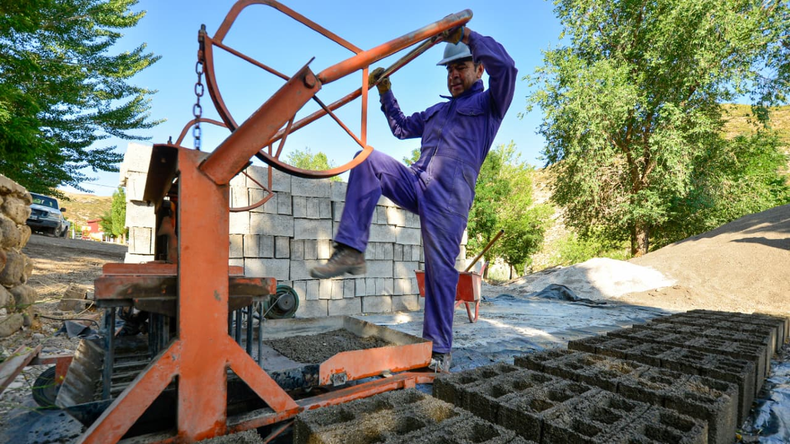Gracias a una bloquera comunal, los vecinos se acercan al sueño de la casa propia | LM Neuquen Gracias a una bloquera comunal, los vecinos se acercan al sueño de la casa propia