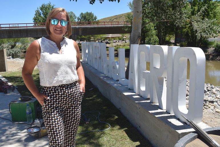 La intendenta de Las Lajas, María Espinosa, en la costanera local. La intendenta de Las Lajas, María Espinosa, en la costanera local.