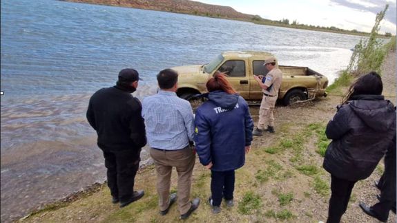 Impactante rescate: sacaron una Ranger del fondo del río Limay en Senillosa