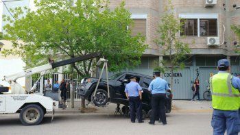 noqueo a un inspector de transito y se atrinchero en su auto noqueo a un inspector de transito y se atrinchero en su auto