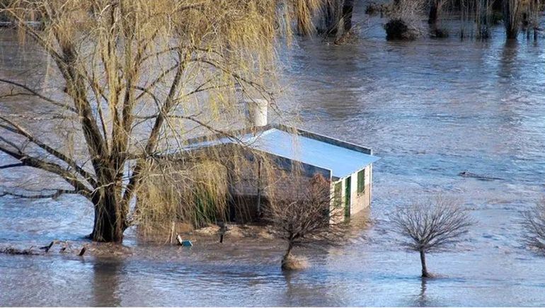 En la imagen se puede apreciar la marca que dejó el agua en las paredes de esta casa.