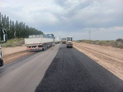 80 toneladas diarias de asfalto caliente: la RN 151 se prepara para el boom de Vaca Muerta y la fruta. Foto: Vialidad Nacional. 80 toneladas diarias de asfalto caliente: la RN 151 se prepara para el boom de Vaca Muerta y la fruta. Foto: Vialidad Nacional.