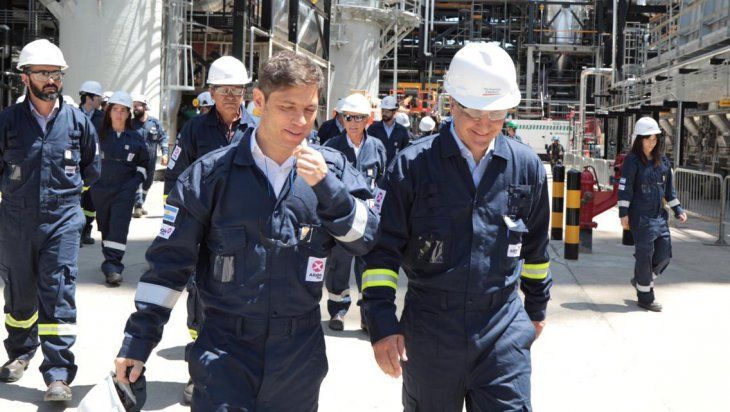 Kicillof durante una de las visitas a instalaciones de empresas petroleras que protagonizó este año. En este caso, en una planta de refinación de PAE en Campana (Buenos Aires).