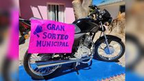 una municipalidad sorprende a sus empleados con el sorteo de una moto 0km una municipalidad sorprende a sus empleados con el sorteo de una moto 0km