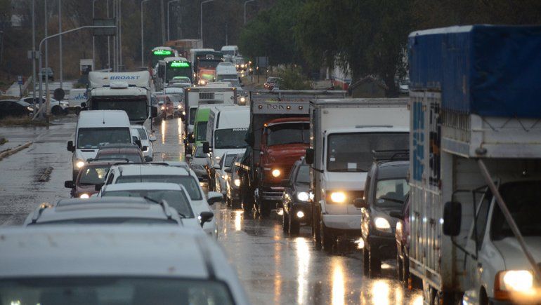 Cruzar los puentes, una odisea diaria para 15 mil vehículos