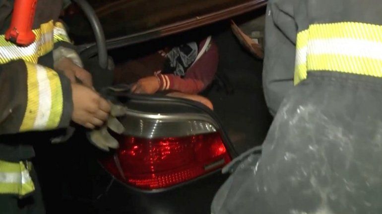 El joven no pudo salir y entonces fue detenido por la policía.